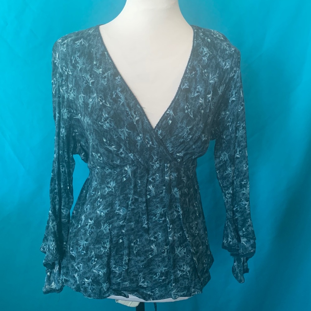 ❤️ DCC Missy Blue Faux-Wrap Top w/Bell Sleeves size L